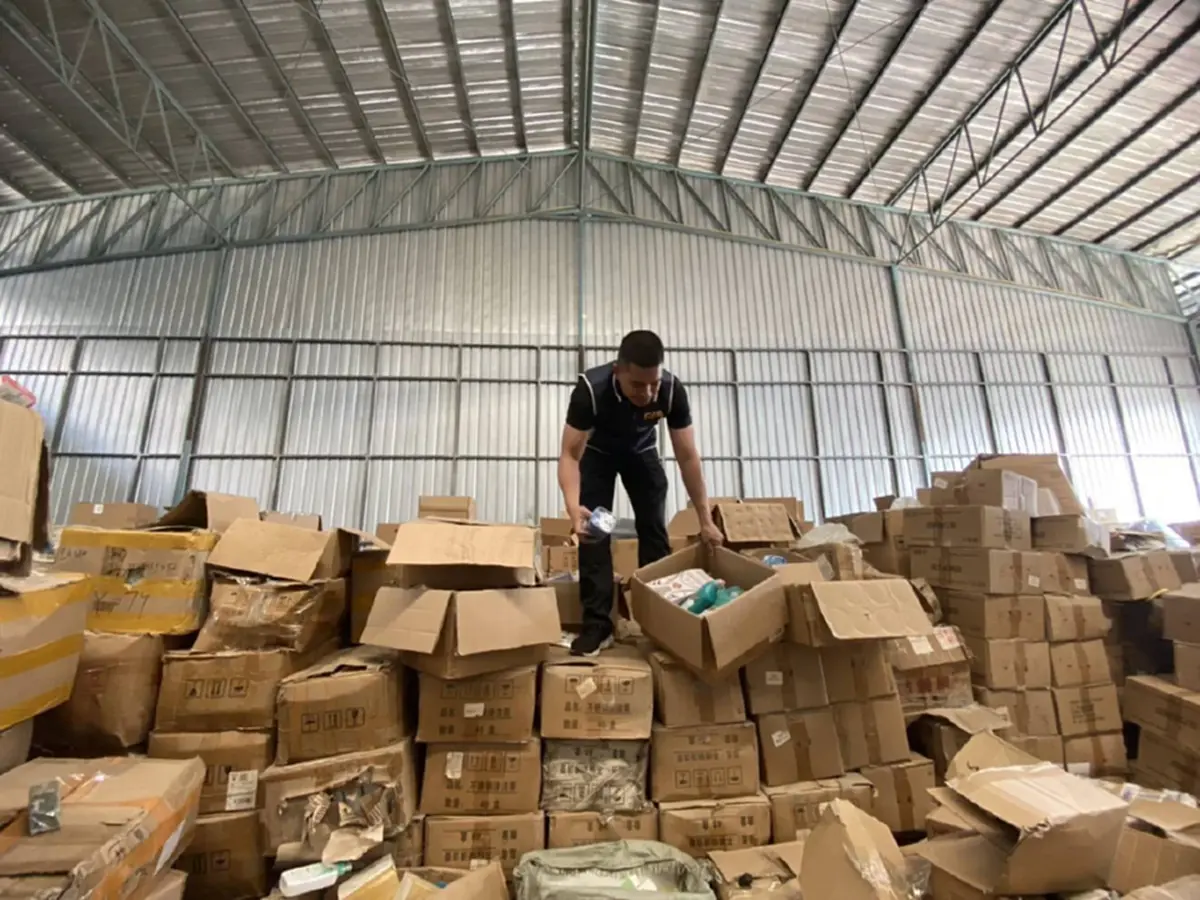 ฝันร้ายสายช้อปออนไลน์ บุกโกดังของปลอม ครีม แชมพู ยี่ห้อดังเพียบ