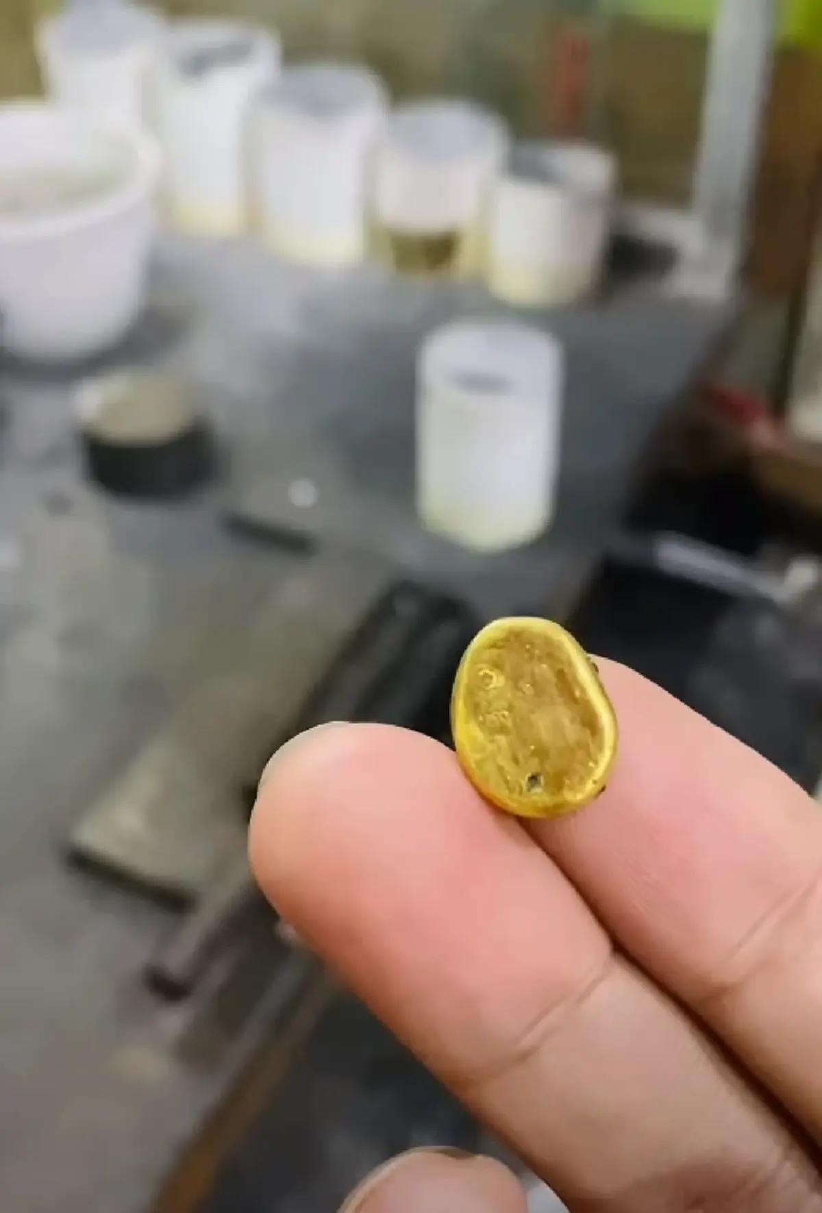 หนุ่มทอดแห เจอ ทองโบราณ ให้ช่างหลอมพิสูจน์ รู้มูลค่าแล้วตกใจ