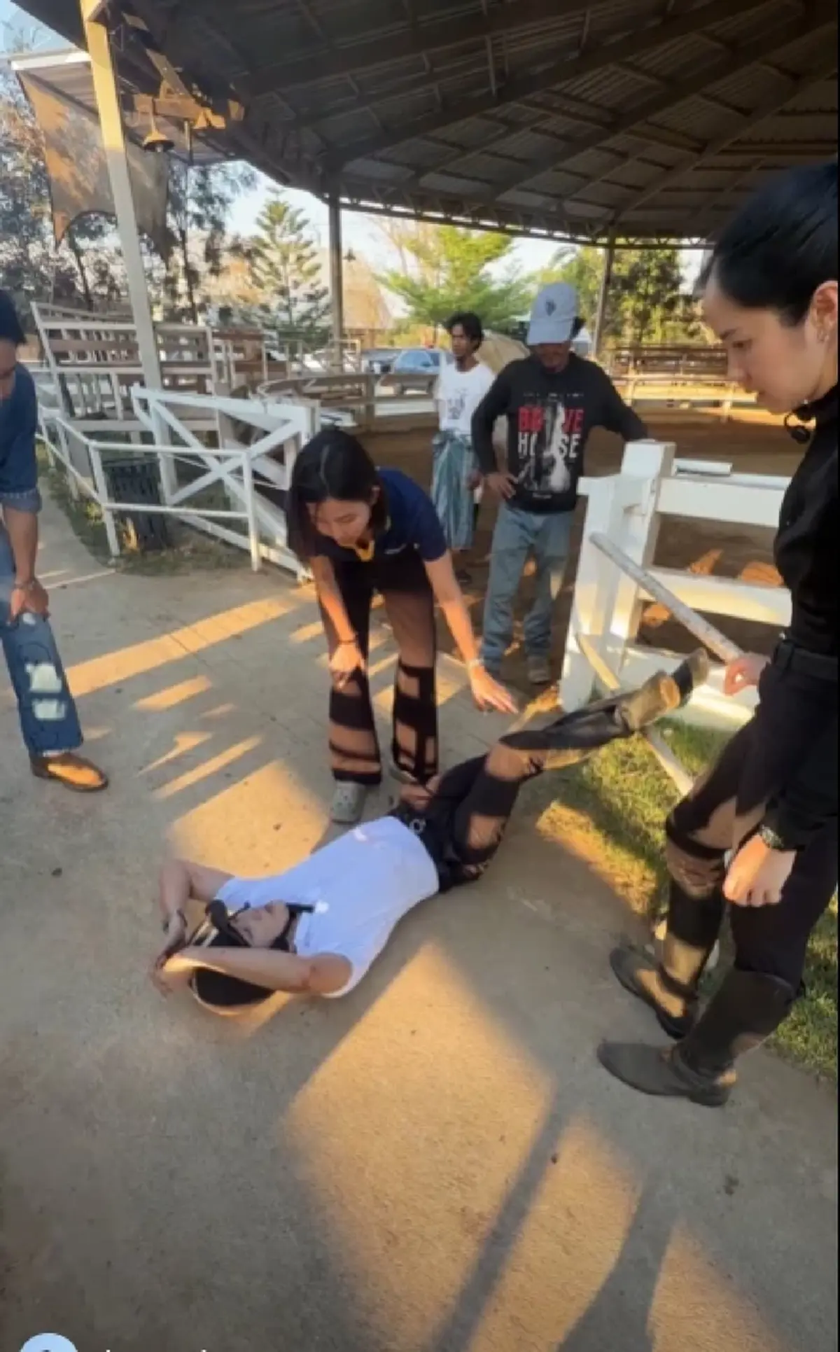 ไวรัลสนั่น ยูทูบเบอร์ดังตกม้า เจ็บหนัก รู้สาเหตุถึงกับอึ้ง