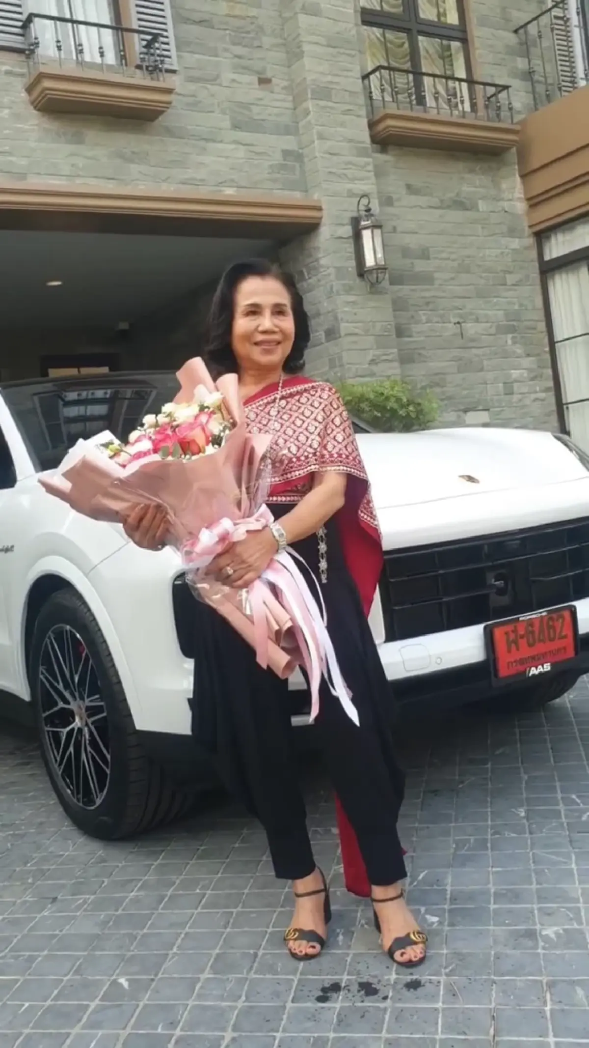 “คุณยายหนิง” จัดเต็มชุดไทยรับรถป้ายแดง เลขทะเบียนสวยสะดุดตา