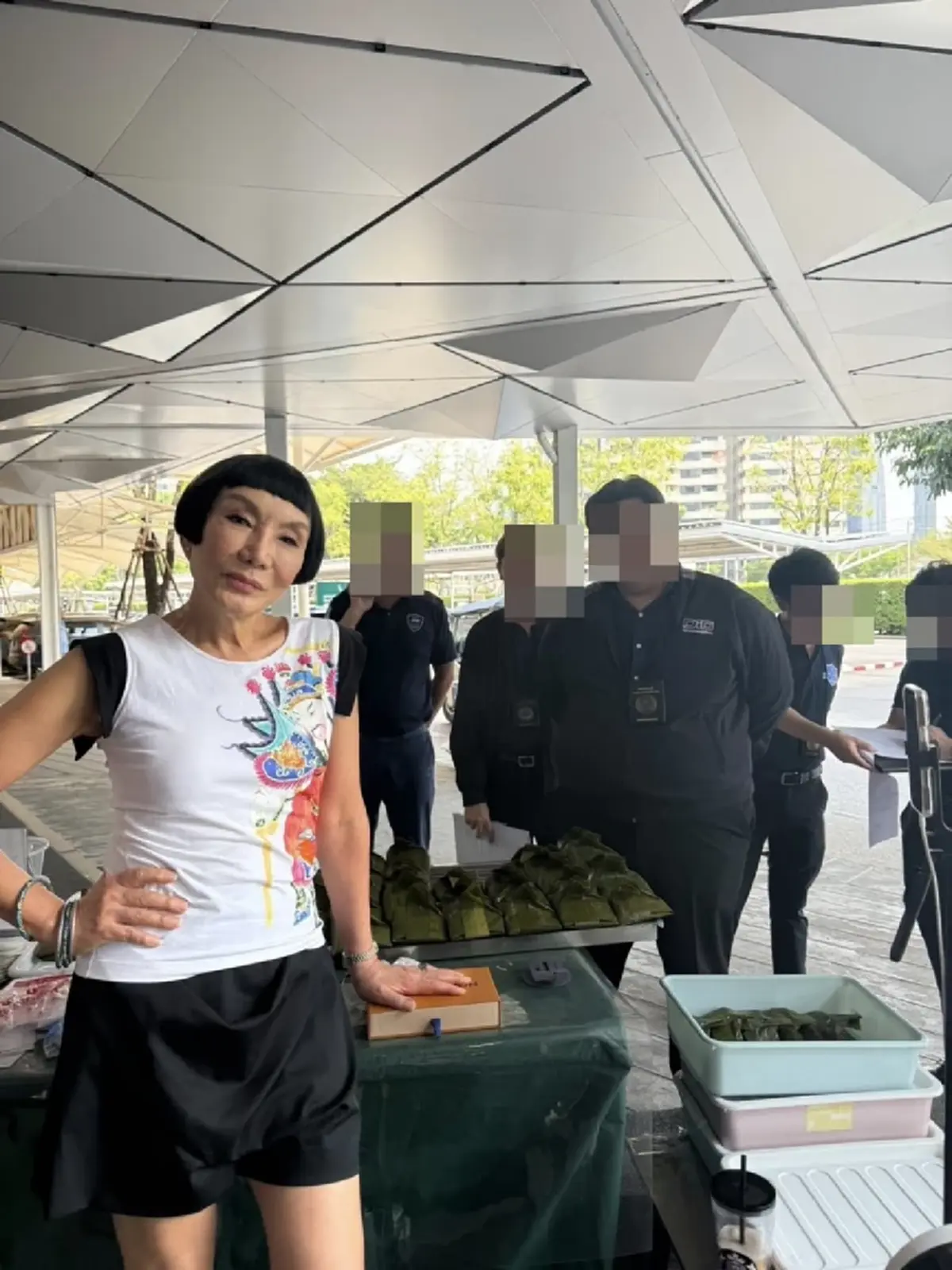 แห่ส่งกำลังใจ "ร้านห่อหมก ม้า อรนภา" เจอเจ้าหน้าที่บุกล่าสุด