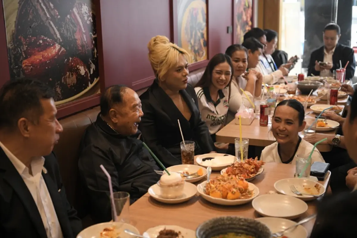 “ลุงป้อม” บุกครัวบ้านเอ! เจอ “เอ ศุภชัย” ทาบทามเข้าวงการบันเทิง