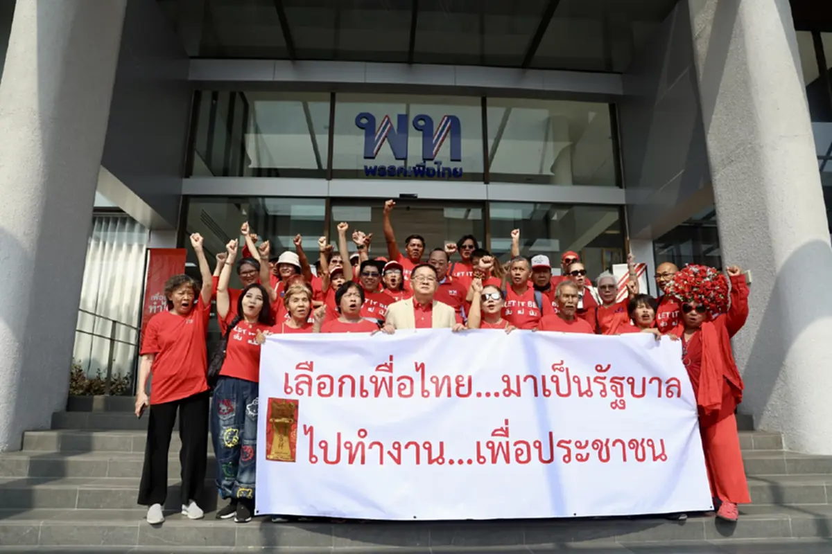 มวลชนคนเสื้อแดงรวมพลังหน้าเพื่อไทย หนุนพรรคร่วมรัฐบาลใหม่