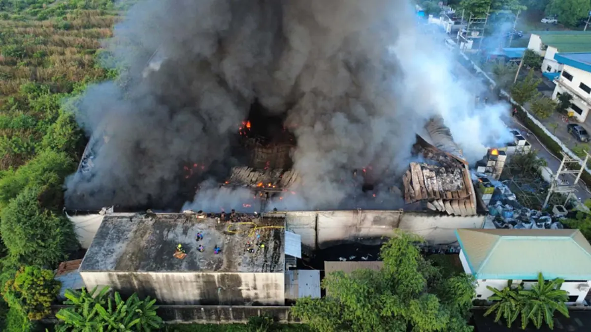 ระทึก! ไฟไหม้โรงงานยางกระทุ่มแบนวอดหลายสิบล้าน ควันดำท่วมฟ้า