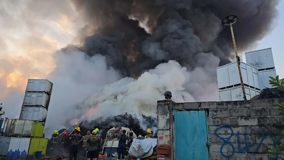 ระทึก! ไฟไหม้โรงงานยางกระทุ่มแบนวอดหลายสิบล้าน ควันดำท่วมฟ้า