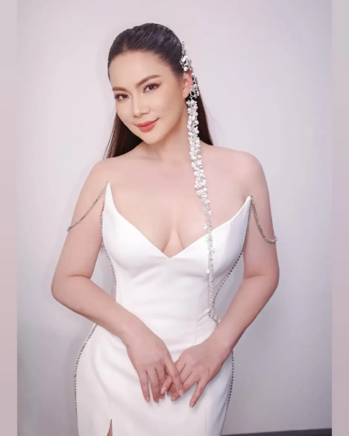  สวยสะกดทั้งฮอลล์! “บุ๋ม ปนัดดา”  ฟาดลุคขาวหรู นึกว่ามาชิงมงเอง