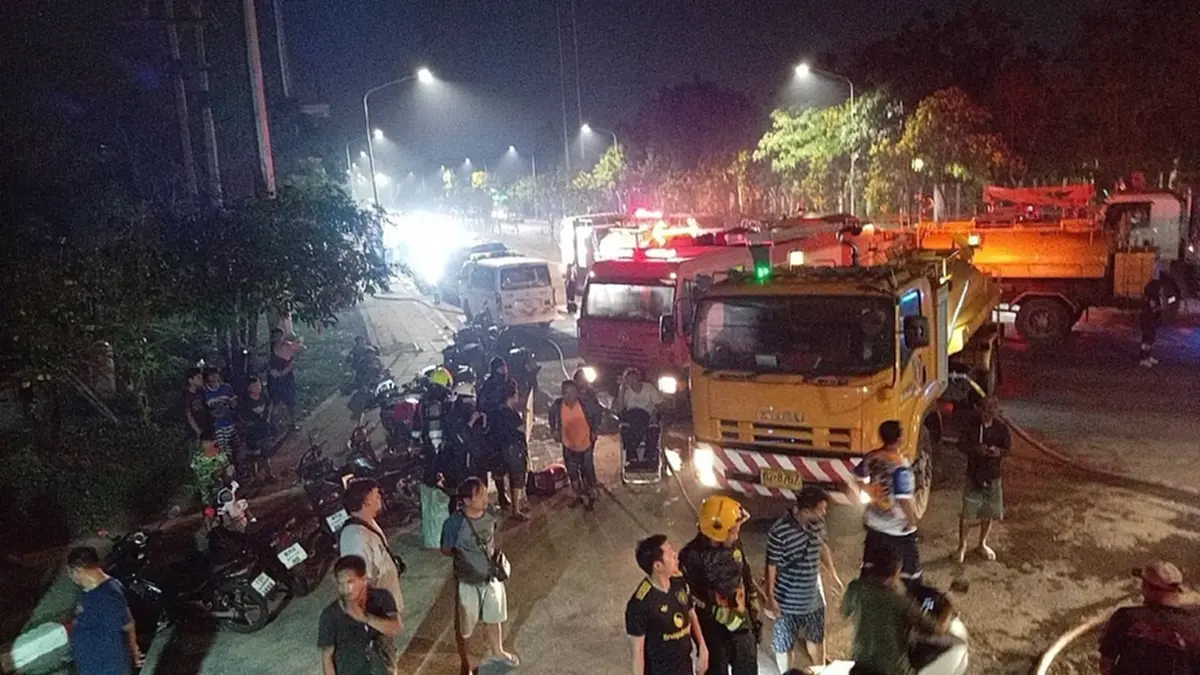 สลดกลางดึก ไฟไหม้บ้าน สามีพยายามฝ่าเปลวเพลิงช่วยภรรยา แต่ไม่ทัน