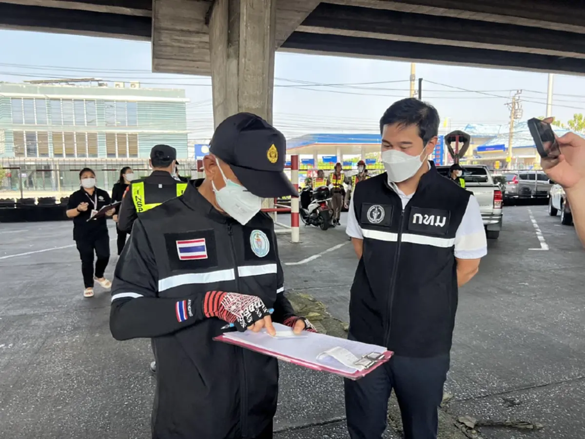 กทม. บุกอู่รถเมล์ย่านรามอินทรา สุ่มตรวจเจอควันดำเกินเกณฑ์ 4 คันรวด