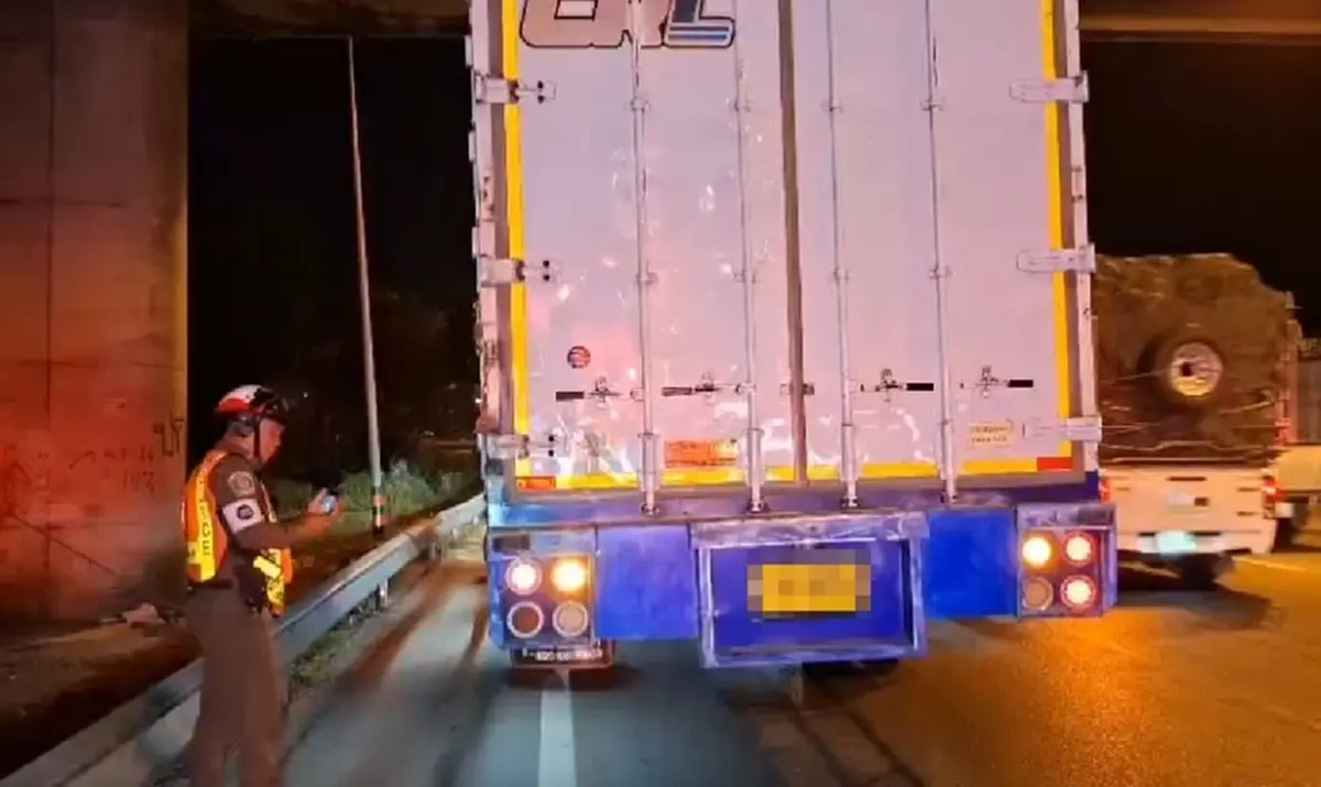 สลดหนัก ไรเดอร์สาวหล่อขี่หลบหลุมเสียหลักล้ม เข้าใต้ 6 ล้อ