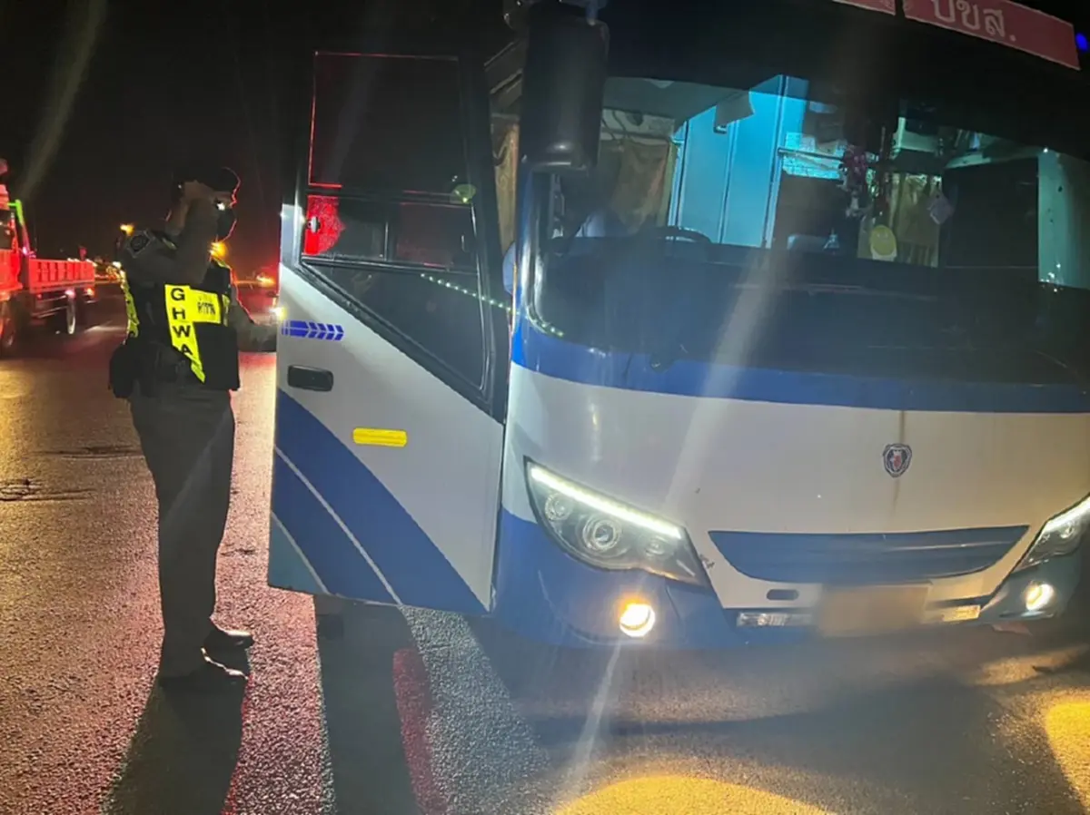 โป๊ะแตก ตรวจรถทัวร์ซิ่ง ค้นตัวคนรถเจอเต็มๆ สารภาพจัดไป 4 เม็ด