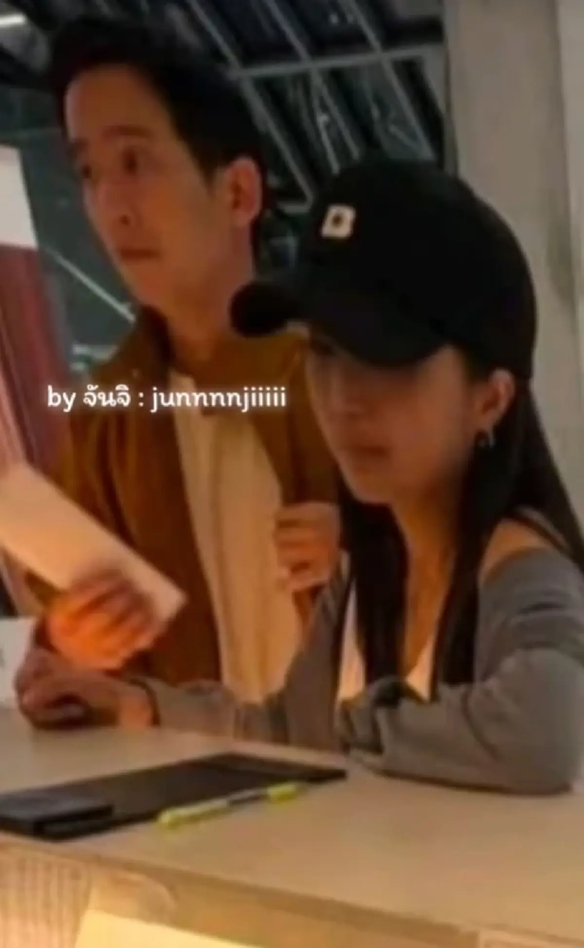 หลุดภาพ "ทิม พิธา" ควงดาราดัง เที่ยวต่างประเทศ แฟนคลับลุ้นเปิดตัว