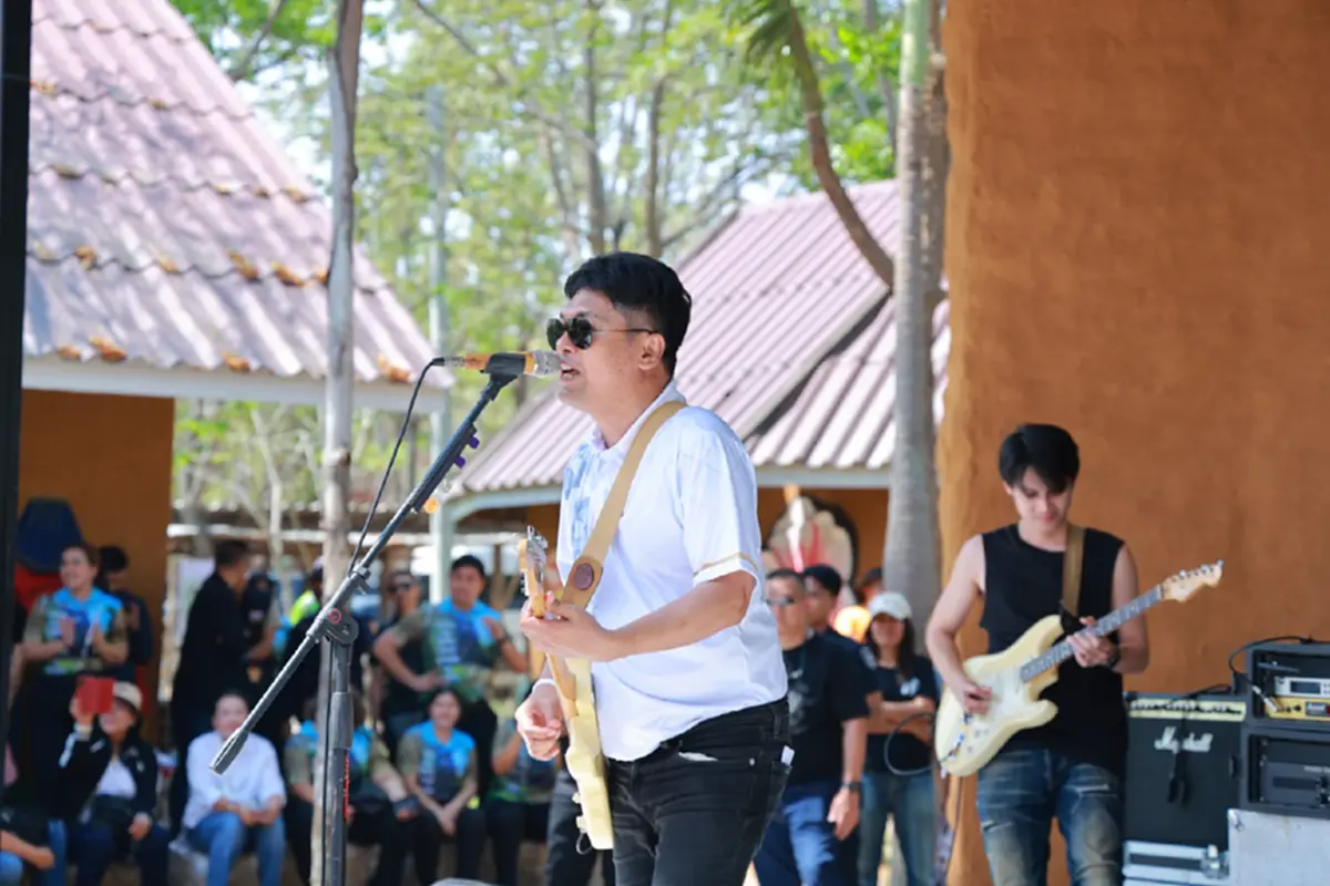 เปิดภาพ "เสก โลโซ" ร็อกสะเทือนเรือนจำ ก่อนโชว์ใหญ่งานเขาวัง