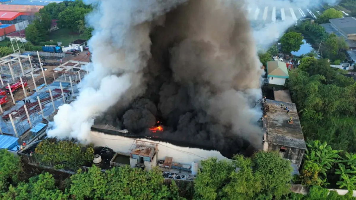 ระทึก! ไฟไหม้โรงงานยางกระทุ่มแบนวอดหลายสิบล้าน ควันดำท่วมฟ้า