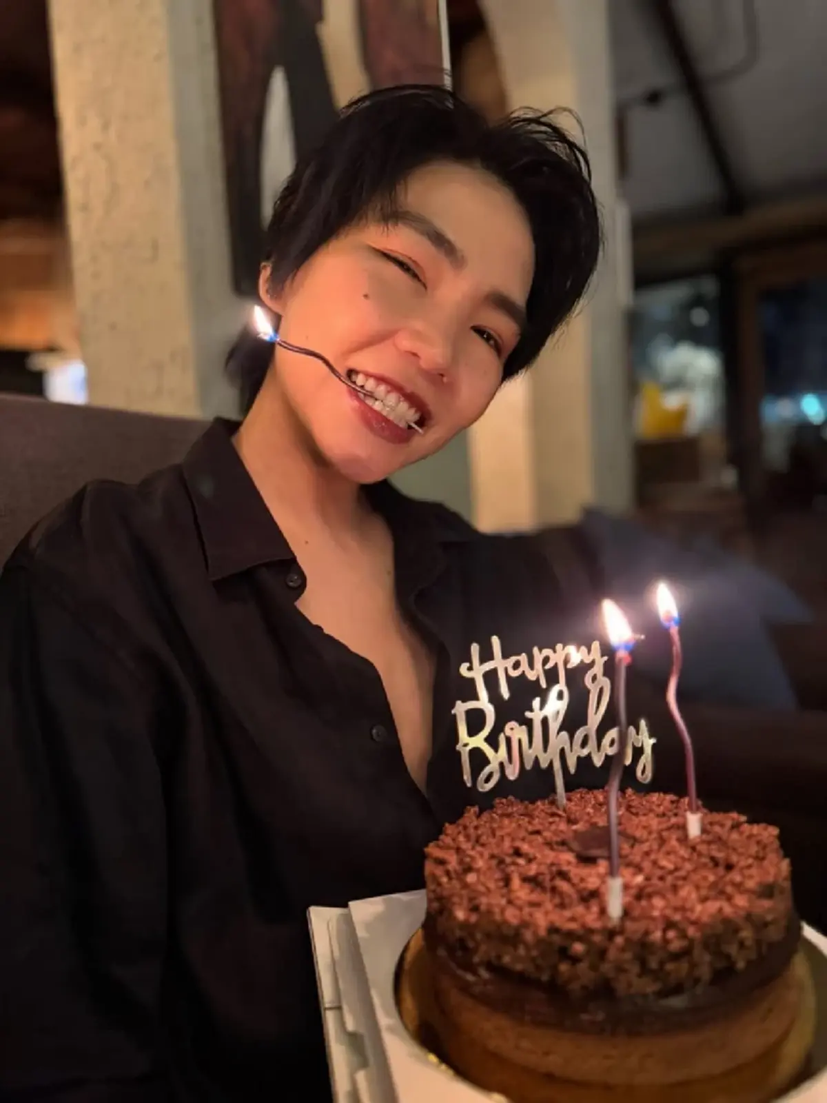 นักร้องดัง ถูกแฟนสาวเซอร์ไพรส์ มอบแหวนแทนใจ ขอหมั้นในวันเกิด