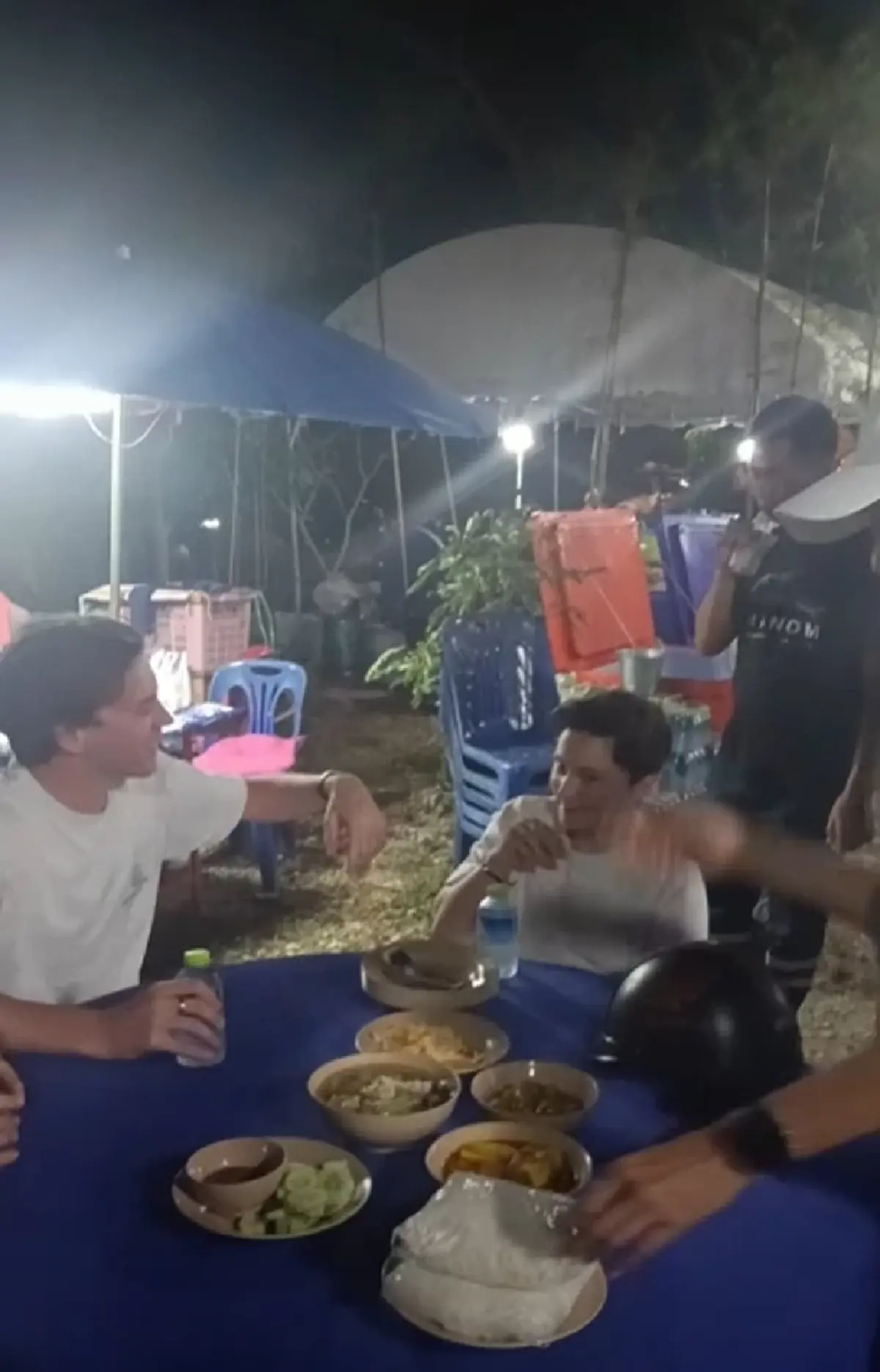 ฝรั่งมั่วบ้านงาน นึกว่าร้านบุฟเฟ่ต์ เจอน้ำใจคนไทยทำชาวเน็ตใจฟู