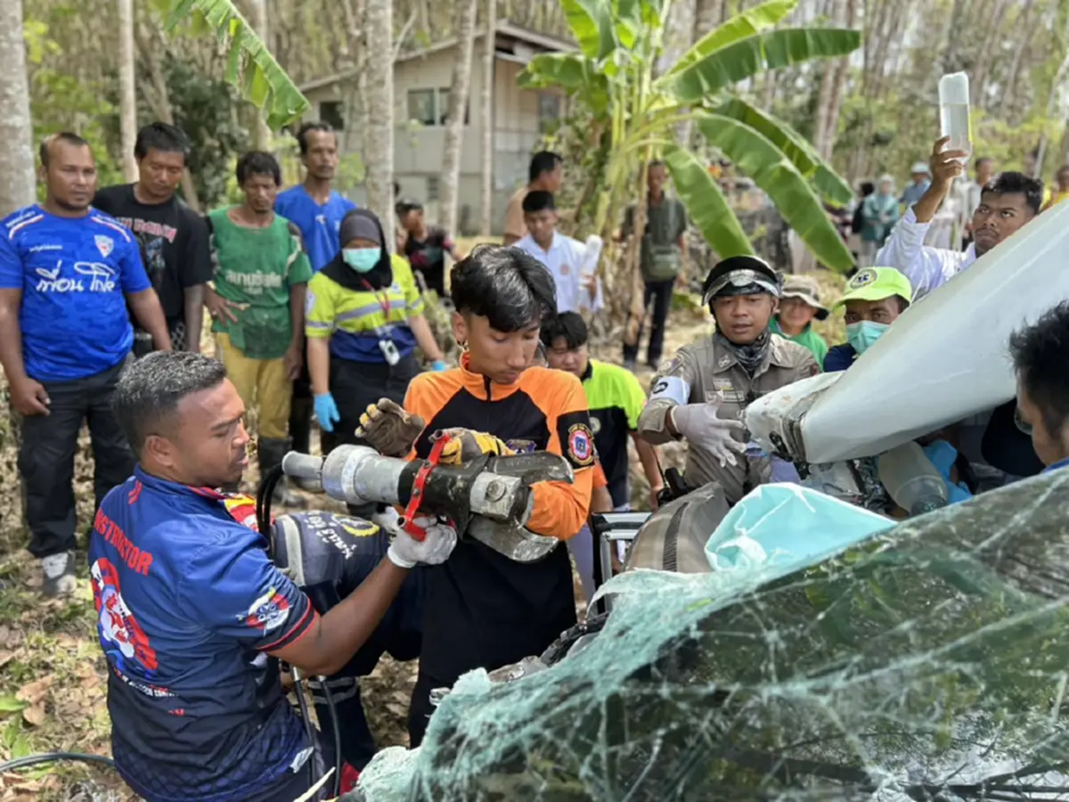 สุดสลด เก๋งชนเสาไฟฟ้าพลิกคว่ำ รู้ตัวผู้เสียชีวิต แห่ตกใจหนัก