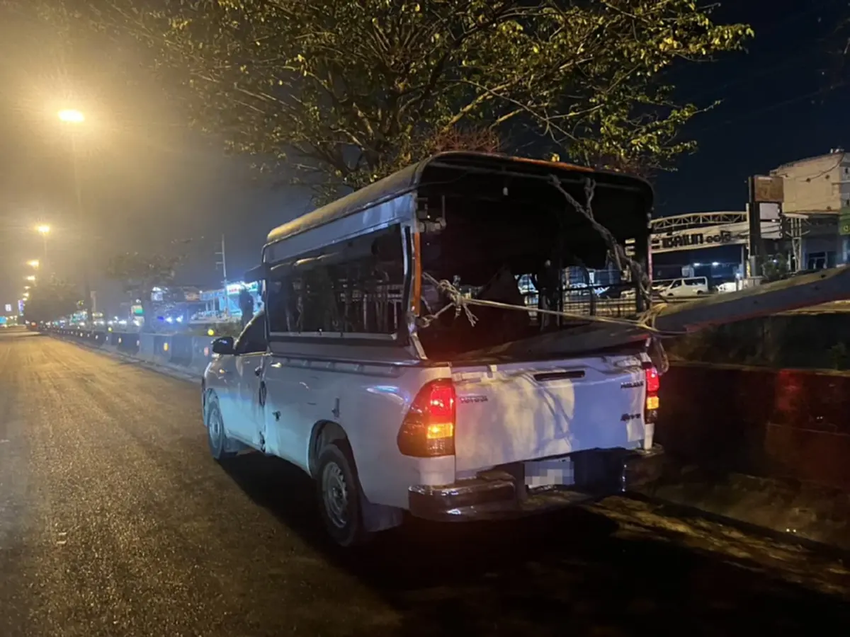 สลดหนัก กระบะชนท้าย ลุงสามล้อ 76 ปี กระเด็นโดนรถพ่วงทับคาที่