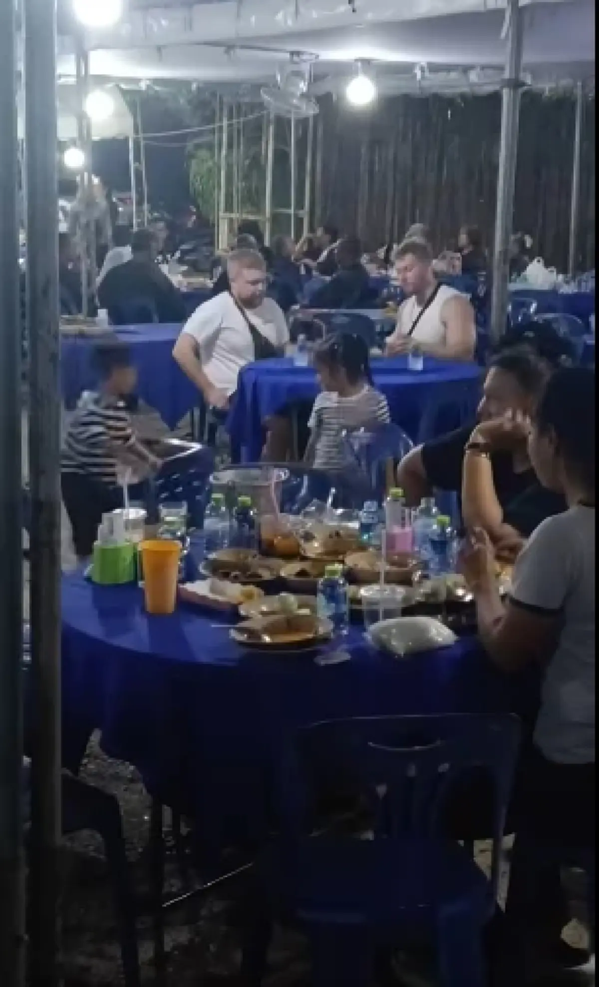 ฝรั่งมั่วบ้านงาน นึกว่าร้านบุฟเฟ่ต์ เจอน้ำใจคนไทยทำชาวเน็ตใจฟู