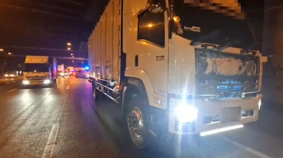 สลดหนัก ไรเดอร์สาวหล่อขี่หลบหลุมเสียหลักล้ม เข้าใต้ 6 ล้อ