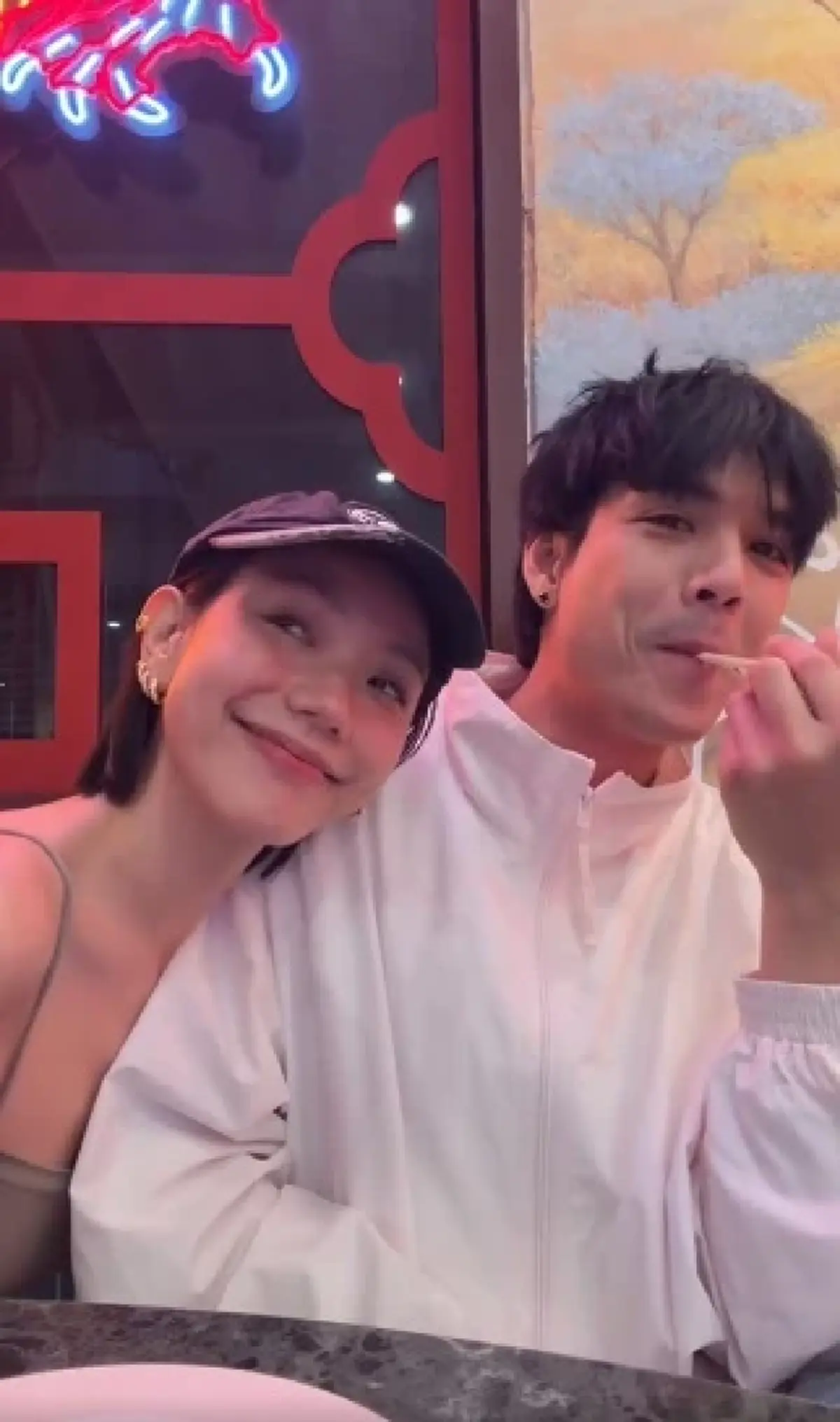 นิกกี้ ณฉัตร โพสต์คลิปคู่สาวสวยปริศนา แห่คอมเมนต์เชียร์สนั่น