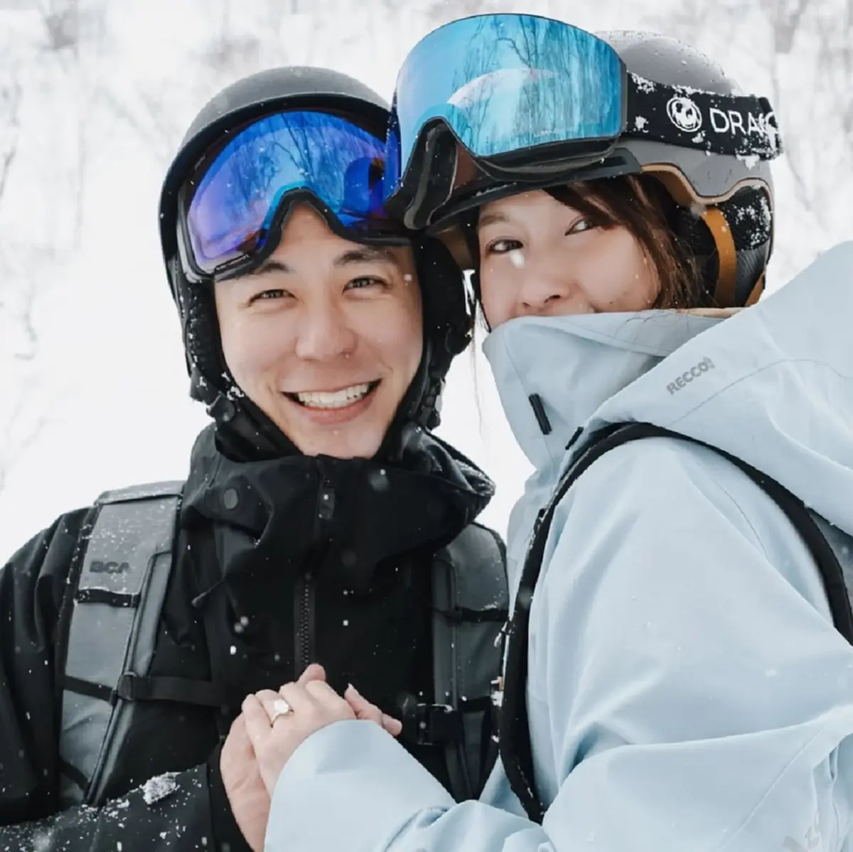 เซอร์ไพรส์ นักร้องสาวดัง ถูกแฟนหนุ่ม คุกเข่าขอแต่งงานกลางหิมะ