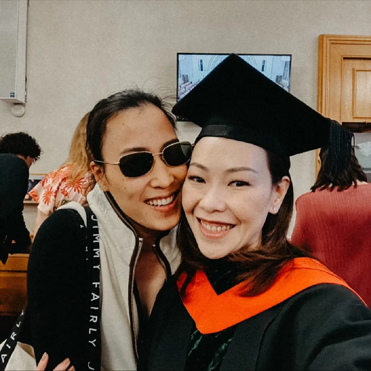 โฟกัสผิดจุด ลูกสาวอนุทิน ในวันที่พ่อจดทะเบียน สะดุดตาสาวข้างกาย