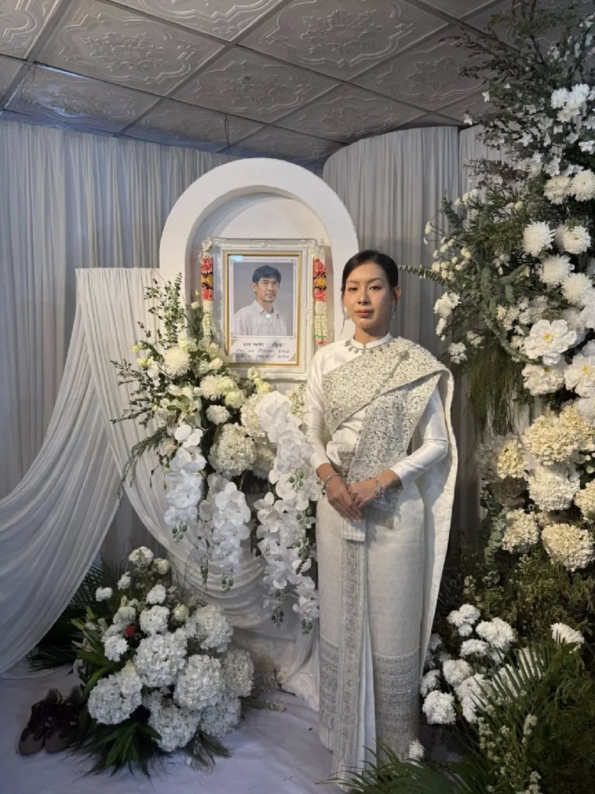 น้ำตาท่วม ว่าที่เจ้าสาวสวมชุดแต่งงาน ร้องเพลงส่งเจ้าบ่าวหน้าเมรุ