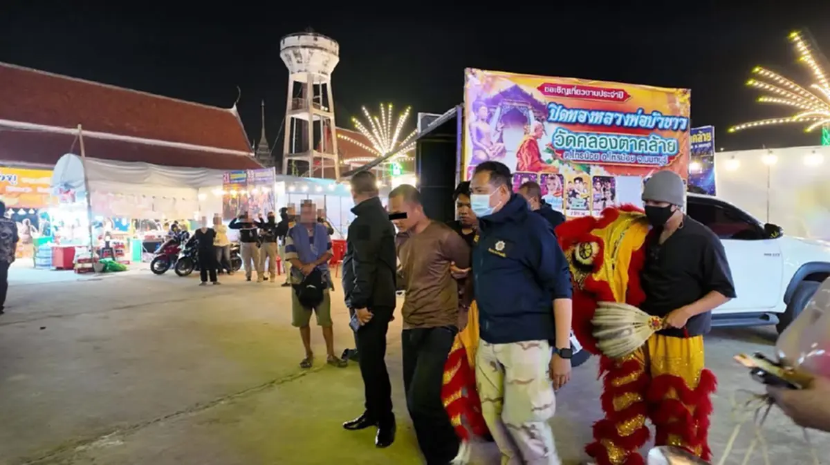 หนุ่มโดนสิงโตงับ ใครเห็นก็ว่า น่ารัก ความจริงไม่ใช่อย่างที่คิด