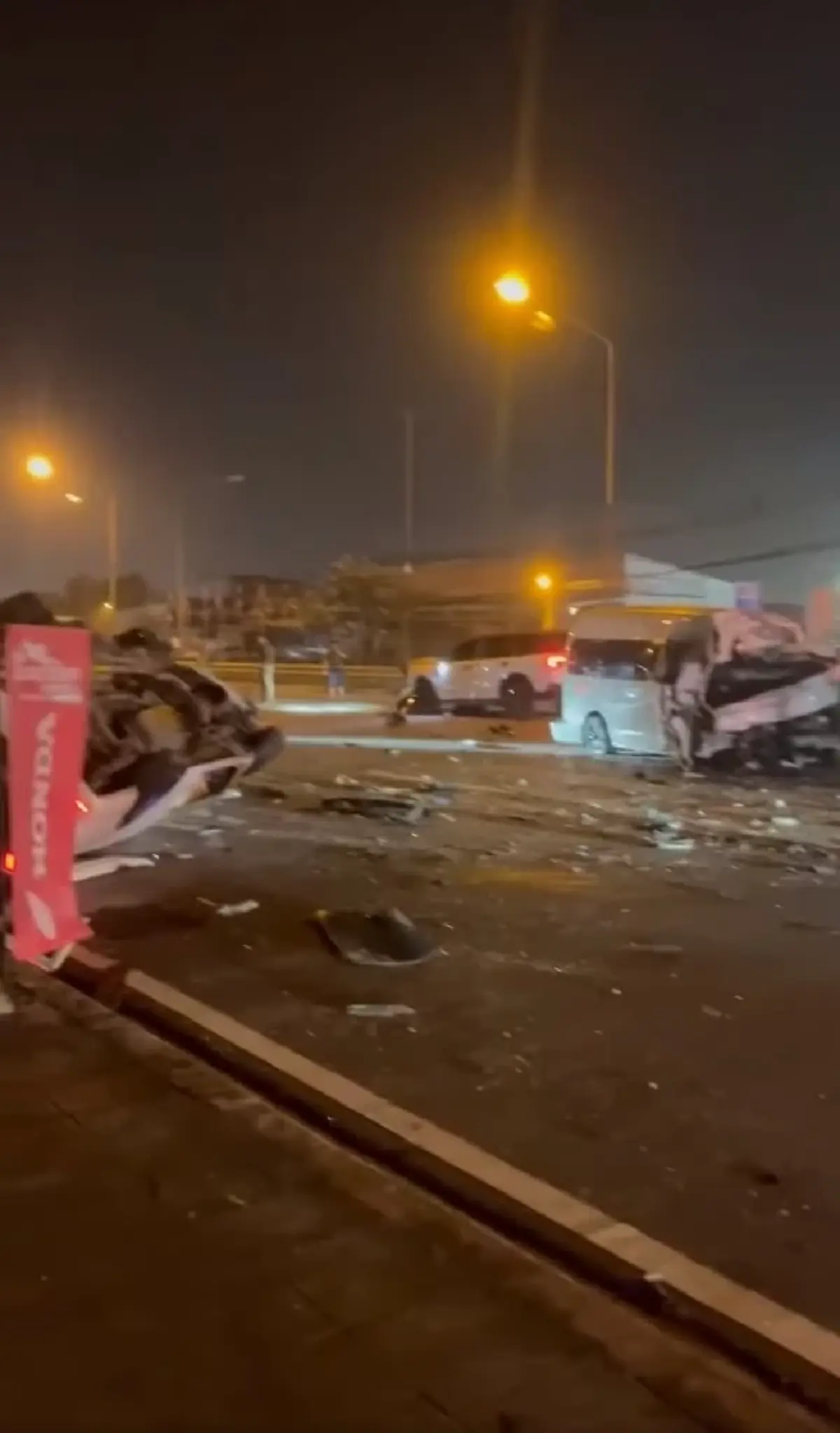 รถตู้แหกโค้ง พุ่งข้ามเกาะกลาง ชนประสานงาพังยับ 3 คัน เสียชีวิต 3 ราย