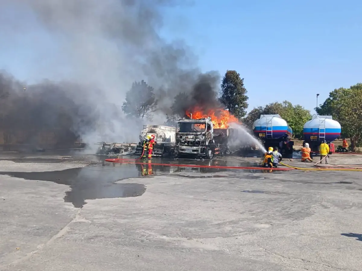 ระทึก รถบรรทุกน้ำมันไฟไหม้ใกล้ปั๊ม - โรงเรียน ครูสั่งอพยพนักเรียนวุ่น