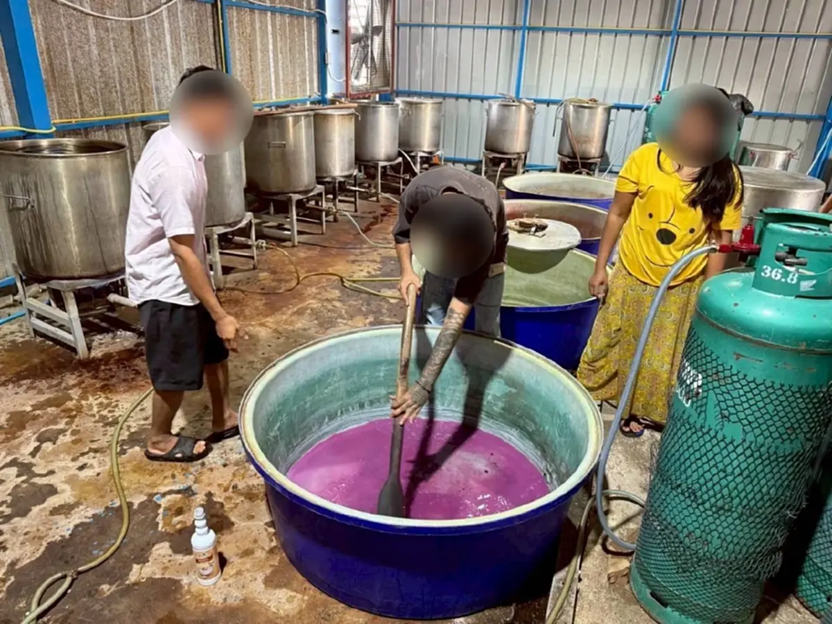 ทลายโรงงานยาแก้ไอปลอม น้ำกระท่อมกรอกมือ ผลิตส่งใต้ ยึด 2.5 ล้าน