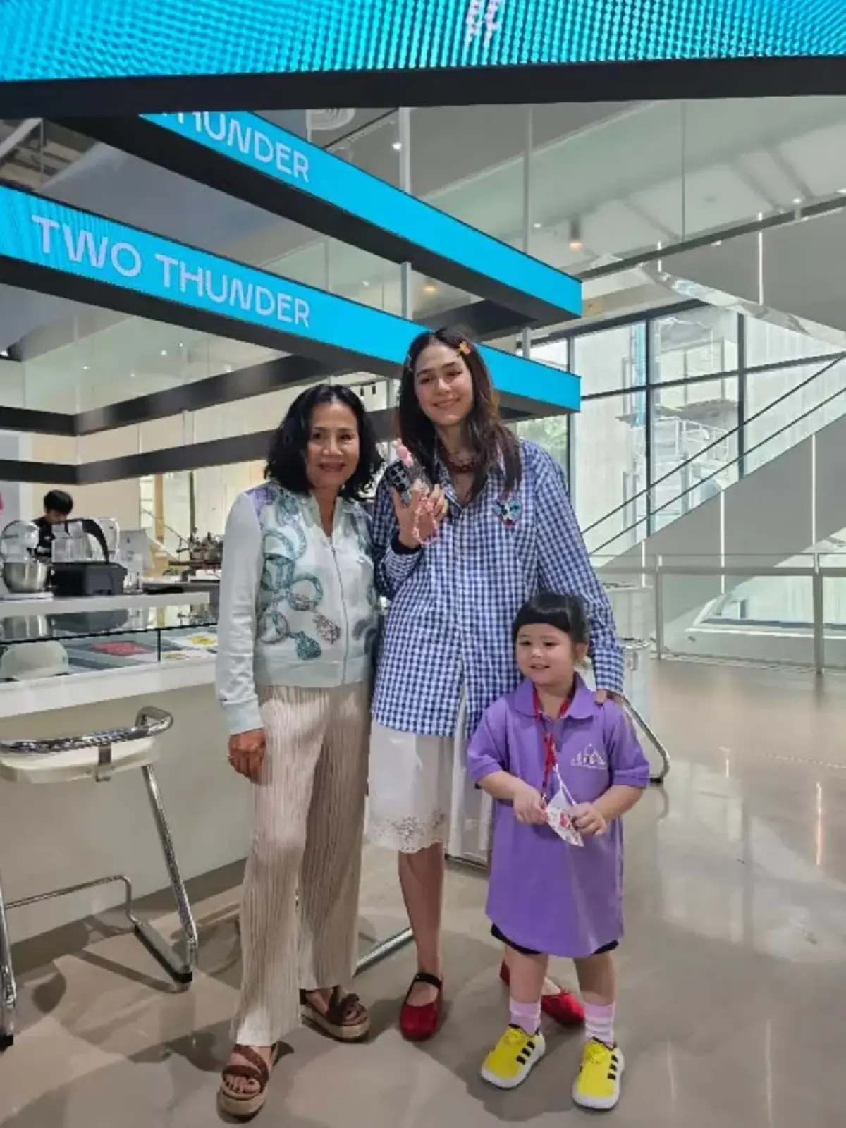 “คุณยายหนิง” จัดเต็มชุดไทยรับรถป้ายแดง เลขทะเบียนสวยสะดุดตา