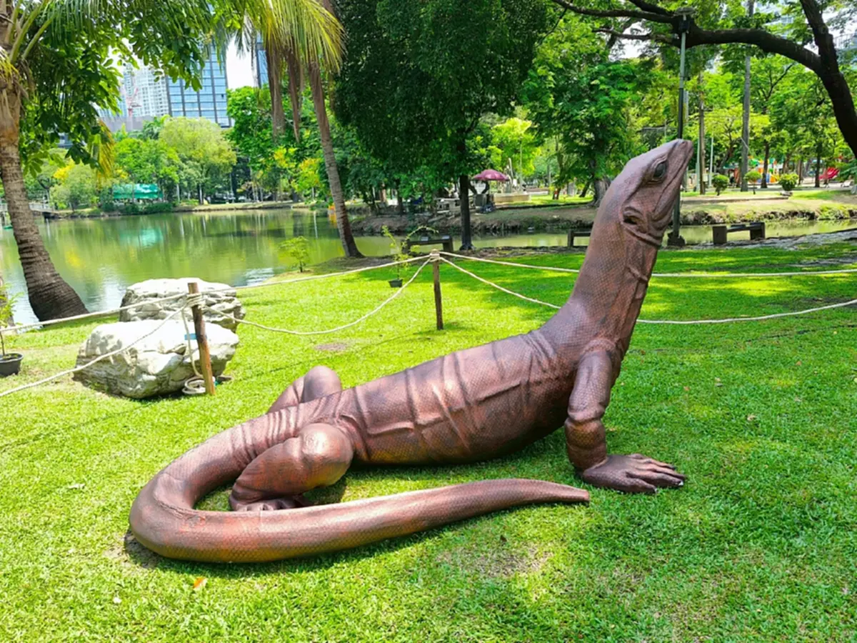 “สวนลุมพินี” รูปปั้นตัวเงินตัวทองยักษ์ จุดเช็กอินกลางกรุง
