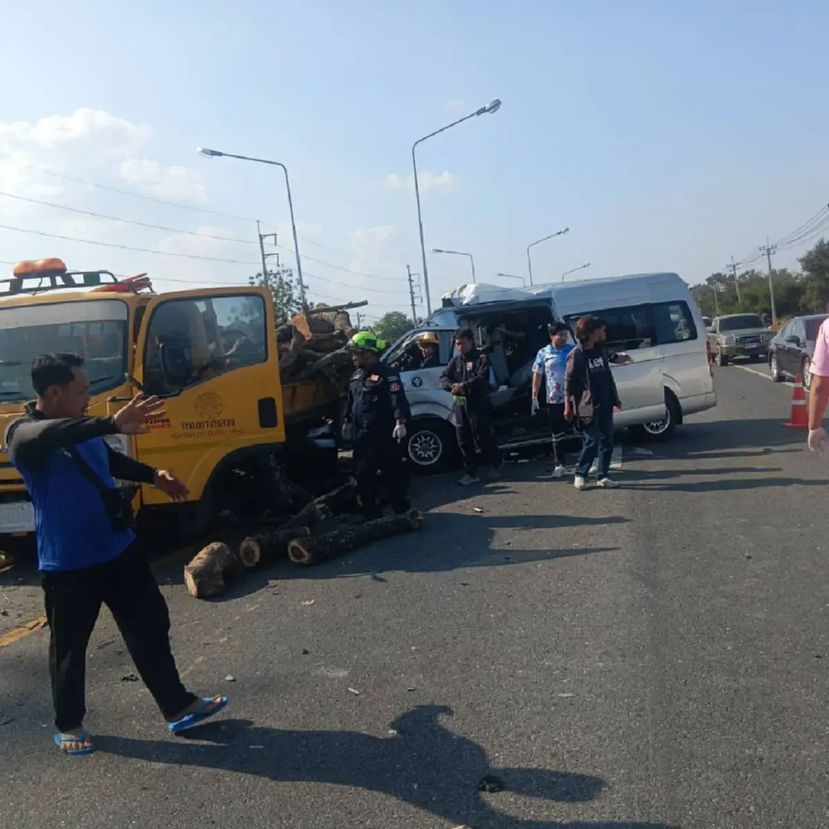 อาลัย หมอน้ำตาล อุบัติเหตุรถตู้ สธ. อุทัยธานีชนหกล้อ