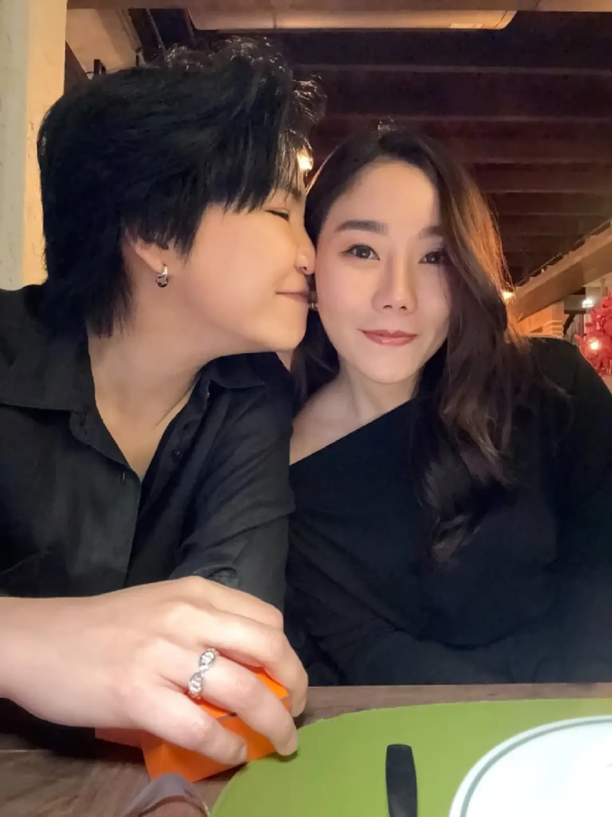 นักร้องดัง ถูกแฟนสาวเซอร์ไพรส์ มอบแหวนแทนใจ ขอหมั้นในวันเกิด