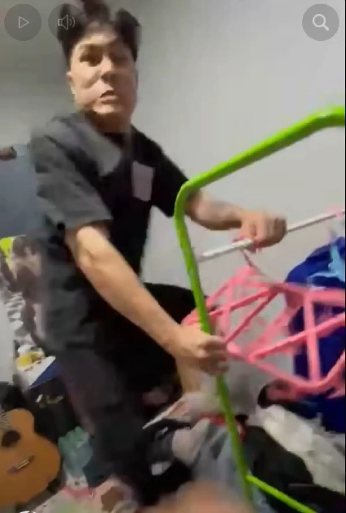 งานเข้า "หมอลำหนุ่ม" ต้นสังกัดสั่งฟ้าผ่า เซ่นคลิปโดดถีบอดีตเมีย