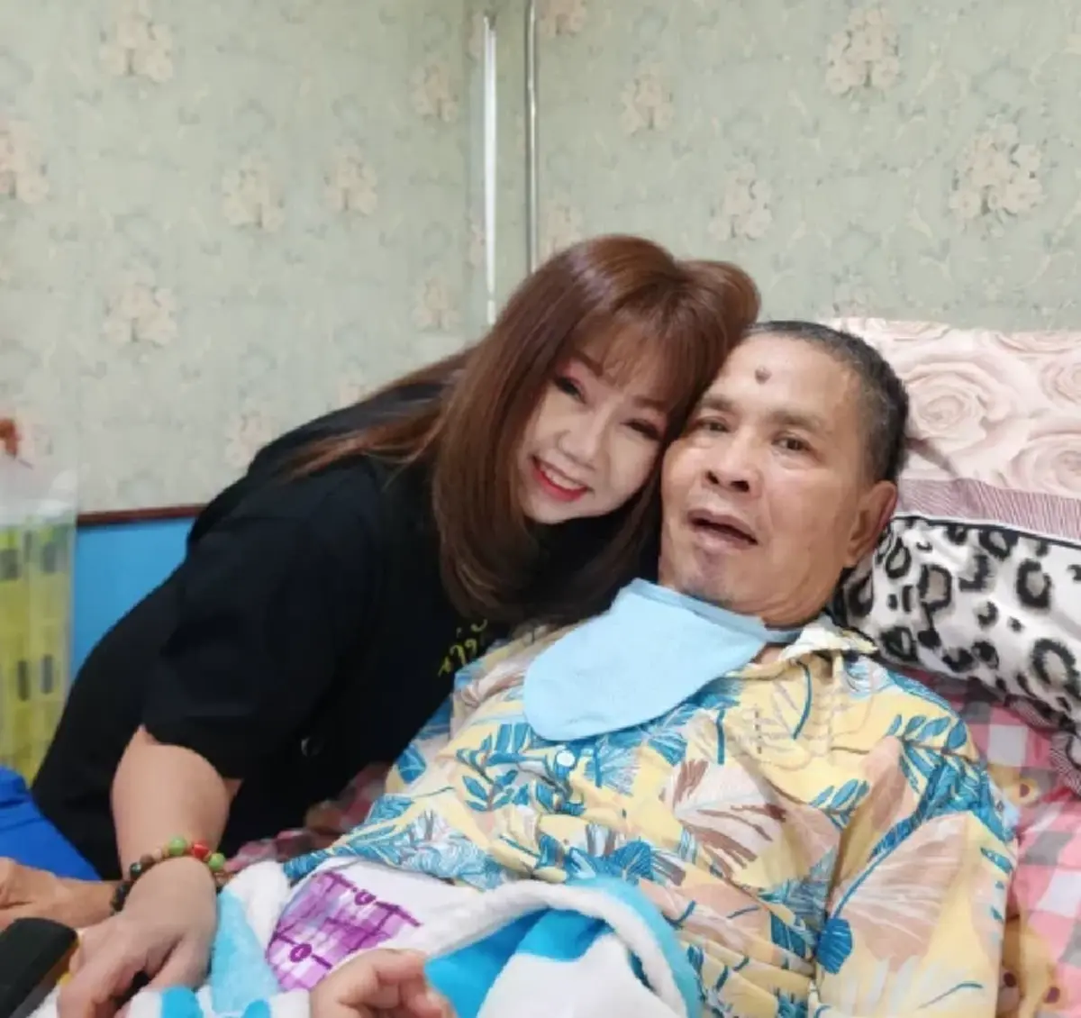 เปิดอาการล่าสุด "เด๋อ ดอกสะเดา" หลังทรุดลงกะทันหัน มีอาการเกร็ง