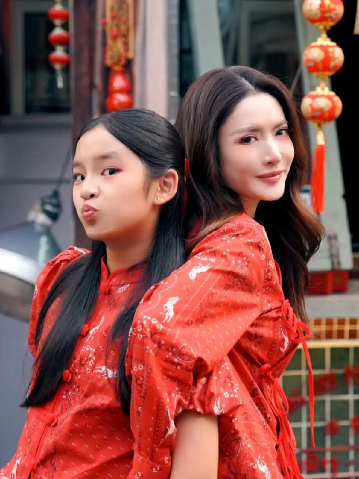 ออร่าพุ่งทั้งคู่! “น้องปีใหม่” ควง “แอฟ ทักษอร” ใส่ชุดจีน