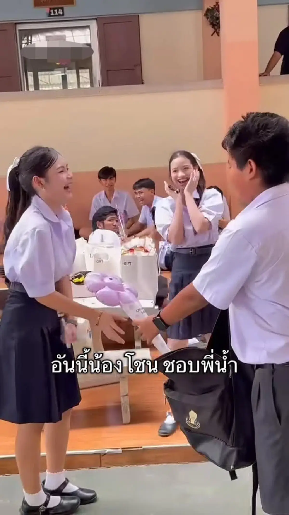 ม.1 มอบดอกไม้ให้ รุ่นพี่ เห็นท่าที่ผู้หญิง คอมเมนต์เสียงเดียวกัน