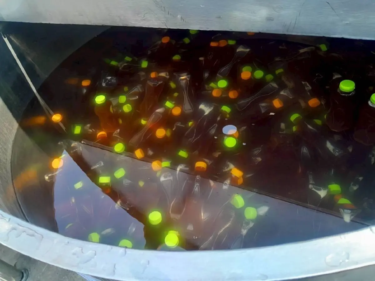 ทลายโรงงานยาแก้ไอปลอม น้ำกระท่อมกรอกมือ ผลิตส่งใต้ ยึด 2.5 ล้าน