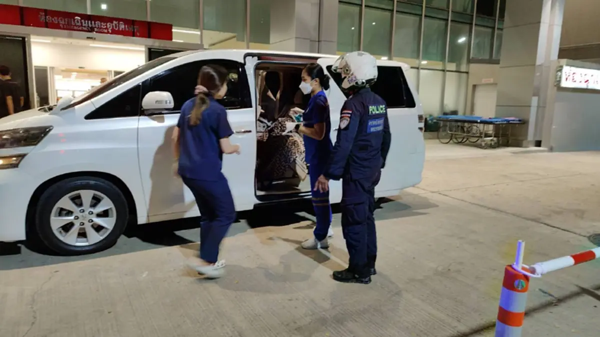 สาวสุดกลั้น เจ็บครรภ์บนมอเตอร์เวย์ ก่อนอั้นไม่ไหวคลอดทารกน้อย