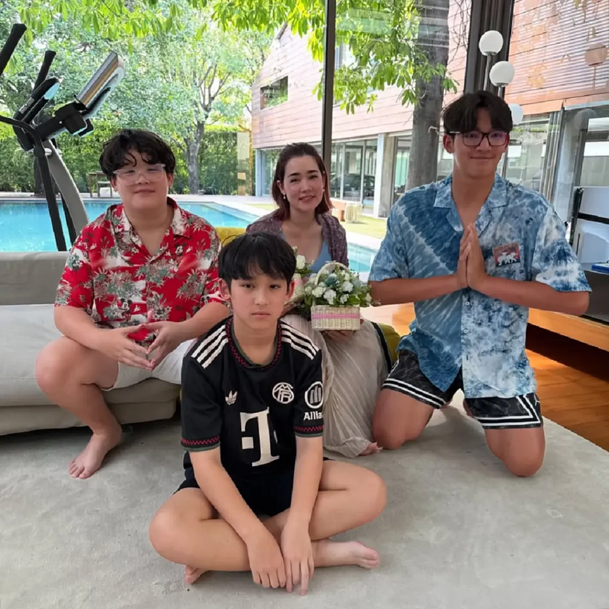 จากนักร้องดังยุค Y2K สู่คุณแม่ลูกสาม ลูกชายงานดีทั้งบ้าน