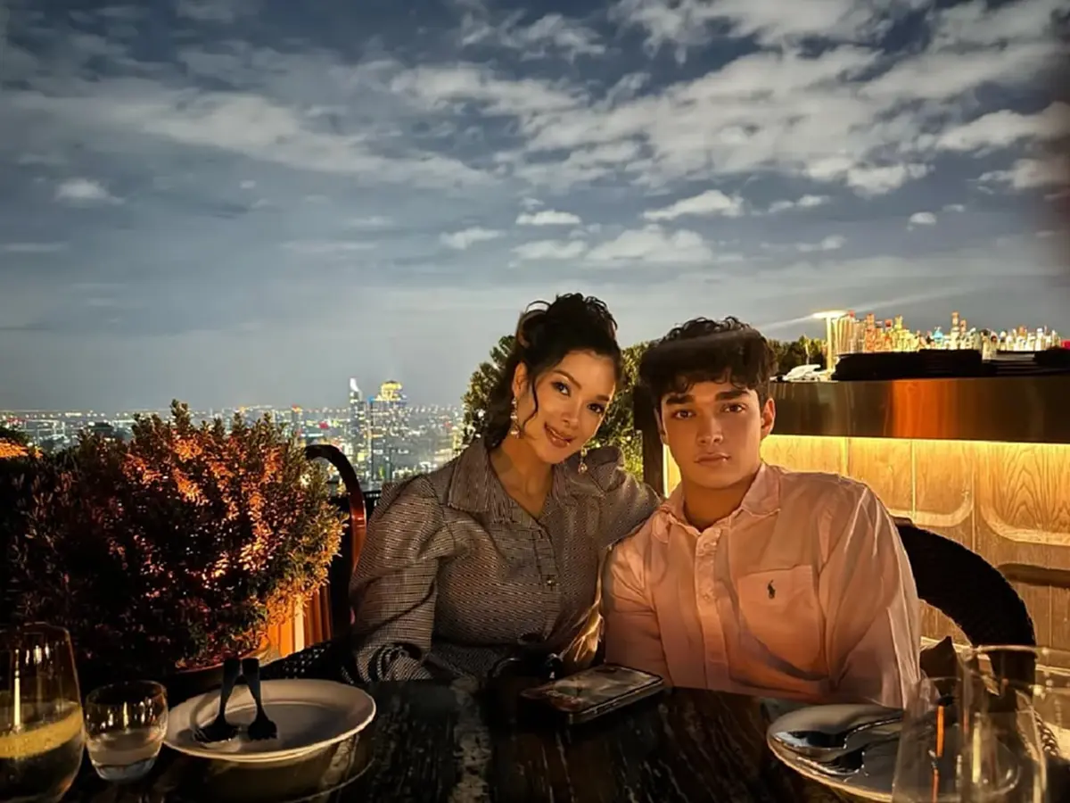 ตะลุยทริปญี่ปุ่น   ยกครอบครัวเที่ยว แต่ลูกชายหล่อแย่งซีน