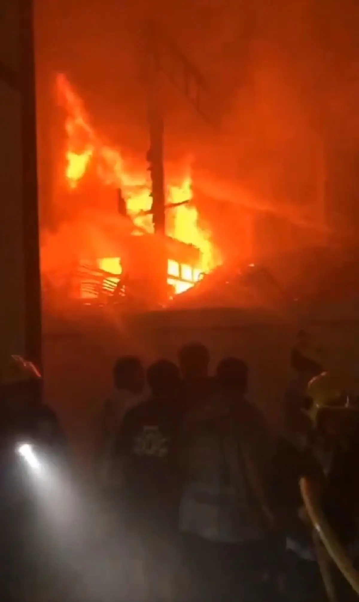 ไฟไหม้ค่ายมวย ย่านสมเด็จเจ้าพระยา 5 วอดทั้งหลัง นักมวยดังบาดเจ็บ