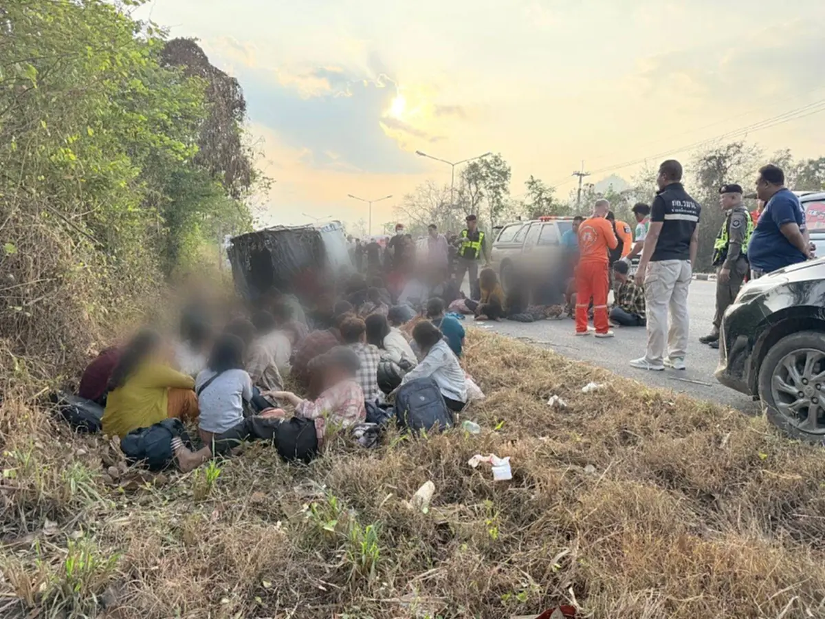 ไล่ล่าต่างด้าวแน่นกระบะ เสียหลักพลิกคว่ำ ค่าเดินทางคนละ130,000