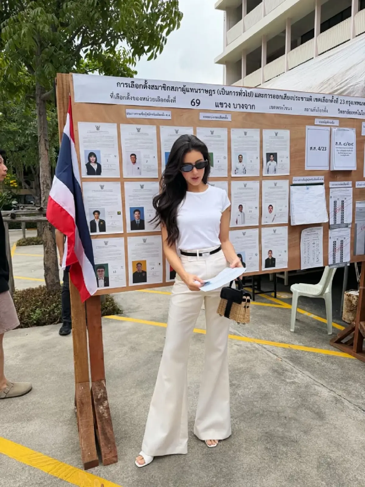 เอ็นดู “ศรีริต้า” ควงสามีเข้าคูหา ช็อตยกมือไหว้ก่อนหย่อนบัตร