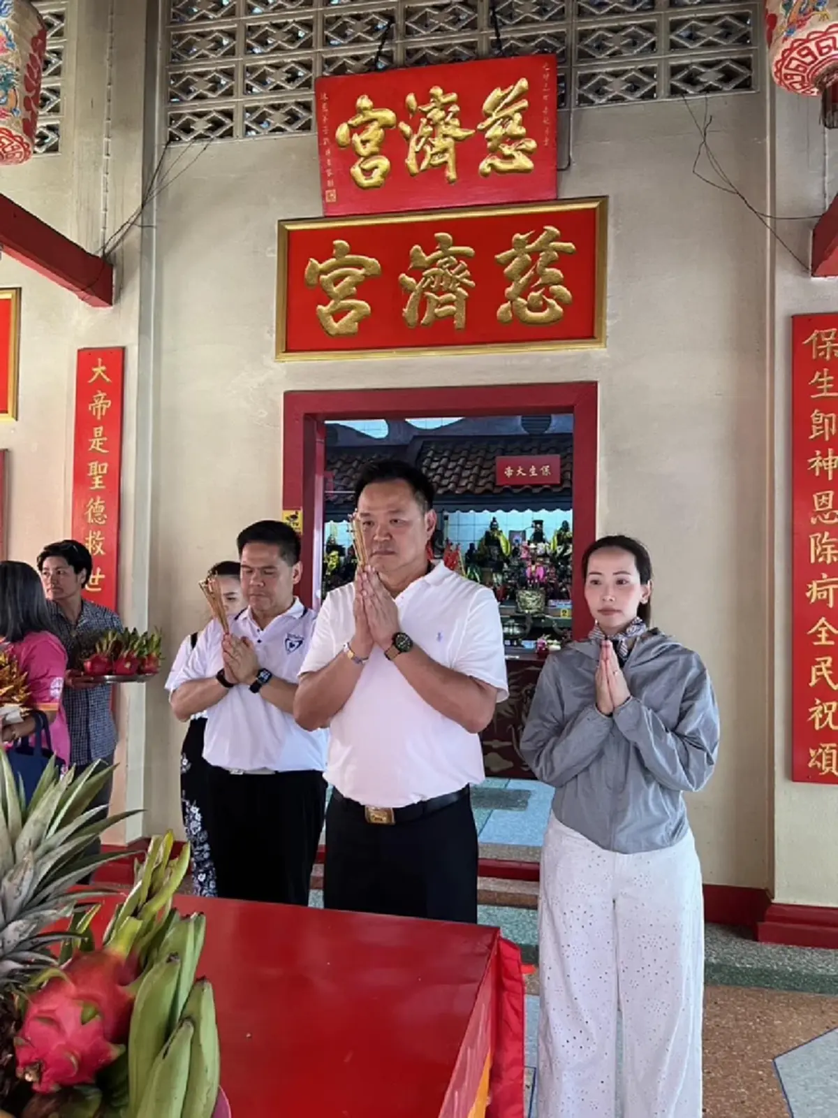 เลขทะเบียนรถสองแถวไม้แดง คันที่ "อนุทิน" นั่ง หลังไม้กลองโดนหน้า