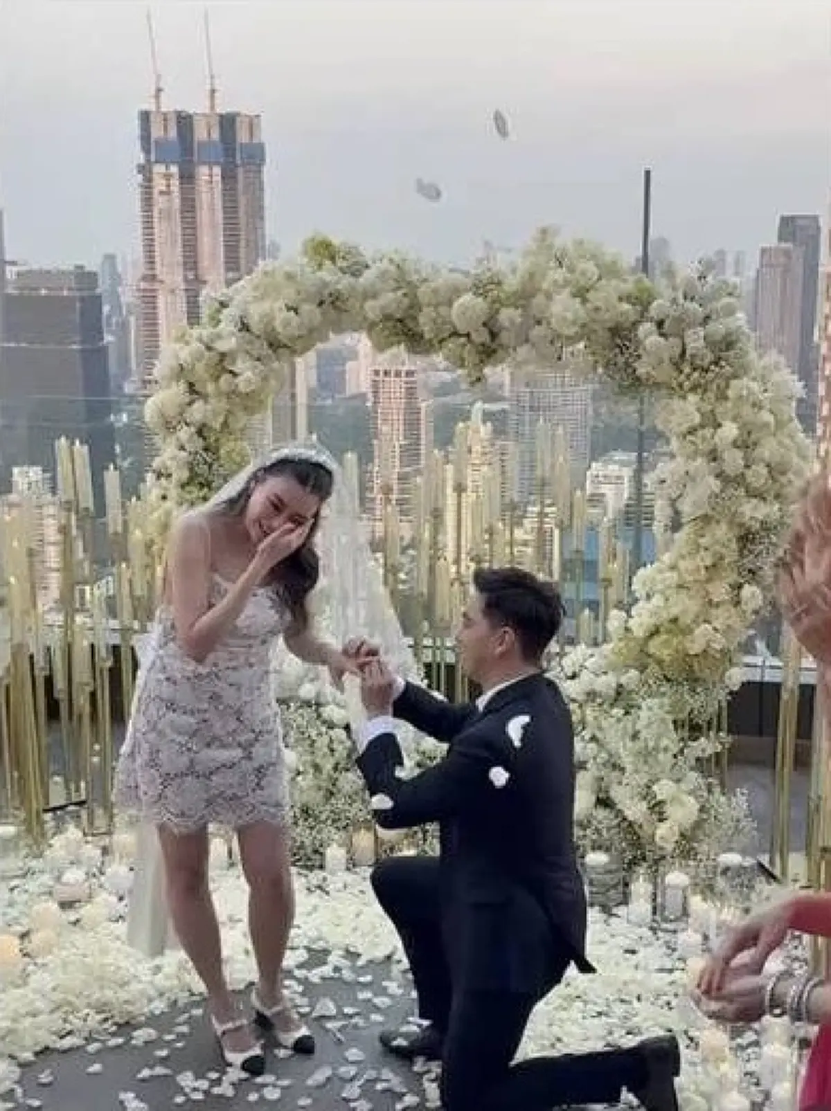 โอ๋ ภัคจีรา ปล่อยโฮ แฟนหนุ่มรุ่นน้อง เซอร์ไพรส์คุกเข่าขอแต่งงาน