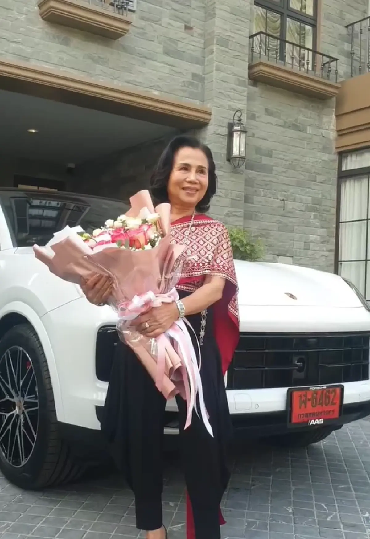 คุณยายหนิง ห่มสไบรอต้อนรับรถหรูป้ายแดง แฟนๆ แห่โฟกัสเลขทะเบียน