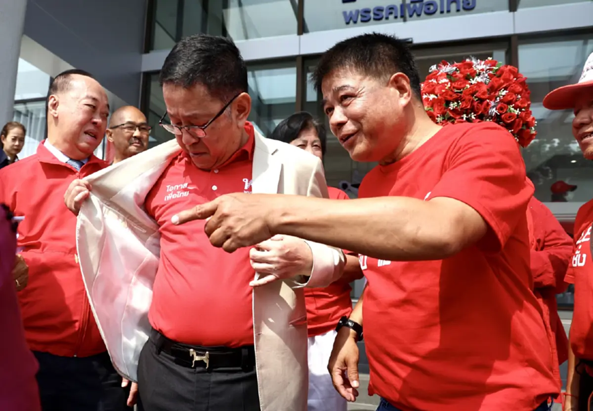 มวลชนคนเสื้อแดงรวมพลังหน้าเพื่อไทย หนุนพรรคร่วมรัฐบาลใหม่